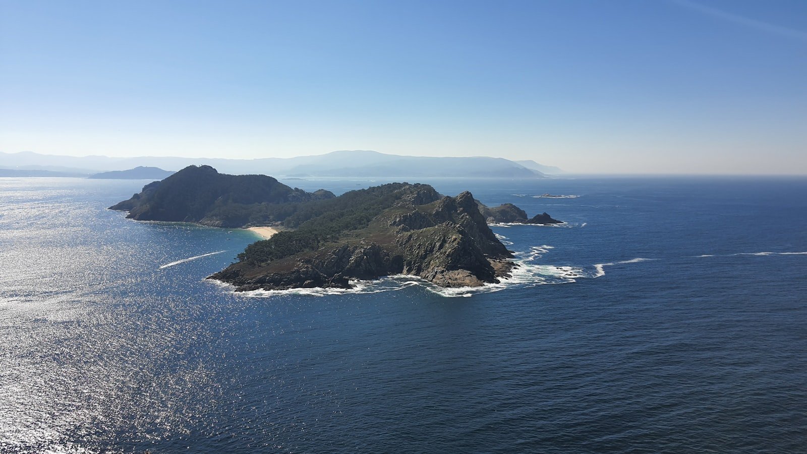 Vista de la costa atlantica de las Islas Cies en la ria de Vigo, Galicia